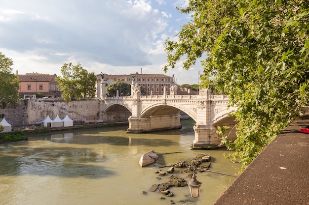 Roma italia vista del famoso puente de sant angelo río tíber