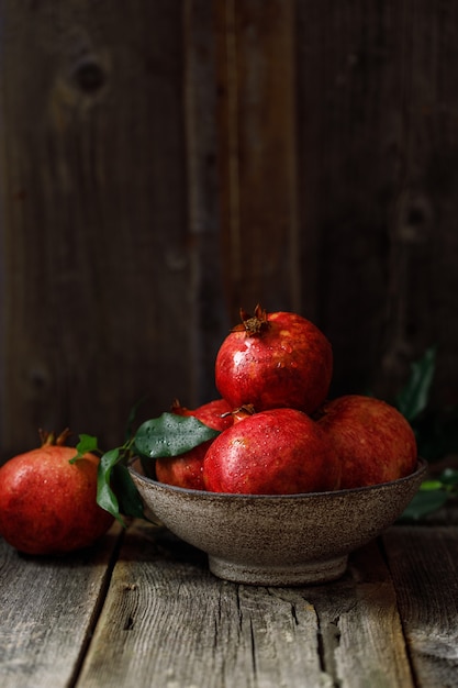 Romã madura e suculenta em fundo cinza fundo de comida