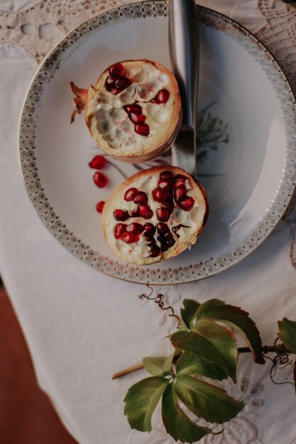 Foto romã perfeição juicy ruby red jewels repletas de antioxidantes, uma delícia para a saúde