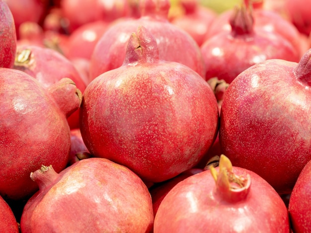 Romã suculenta fresca no mercado. Superalimento para uma dieta saudável repleta de elementos benéficos e antioxidantes