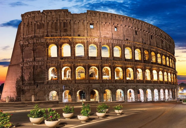 Roman colosseum iluminado ao pôr do sol romw itália