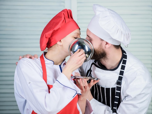 Romance de cozinha família cozinhando na cozinha casal apaixonado por comida perfeita chef de homem e mulher no restaurante planejamento de cardápio ingrediente secreto de cozinha culinária por uniforme de cozinheiro de receita te amo