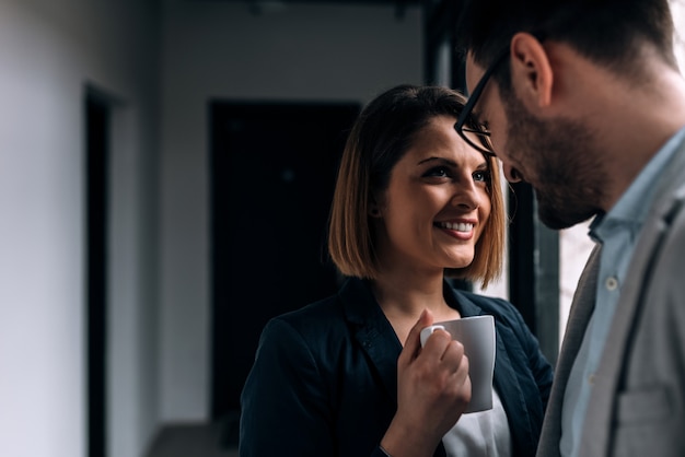 Foto romance de escritório.