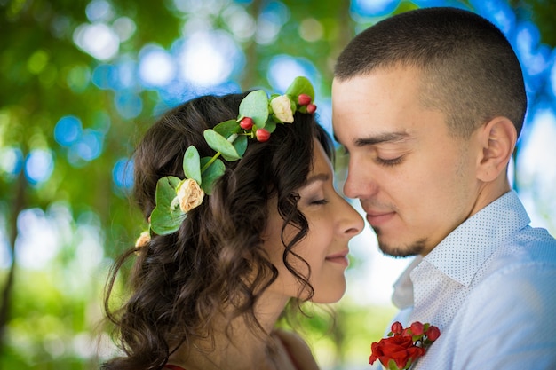 Romance de um jovem casal lindo amoroso em um parque verde.