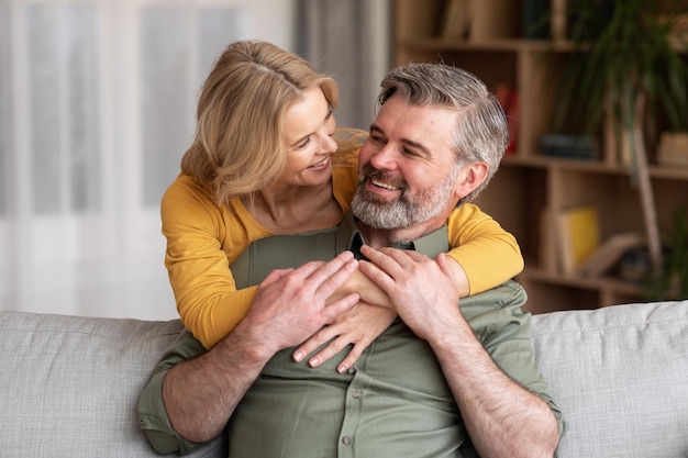 Romance doméstico retrato de amorosa pareja casada de mediana edad abrazándose en casa