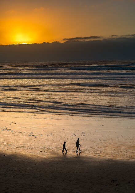 Foto romance na praia durante o pôr do sol, ocean beach san francisco