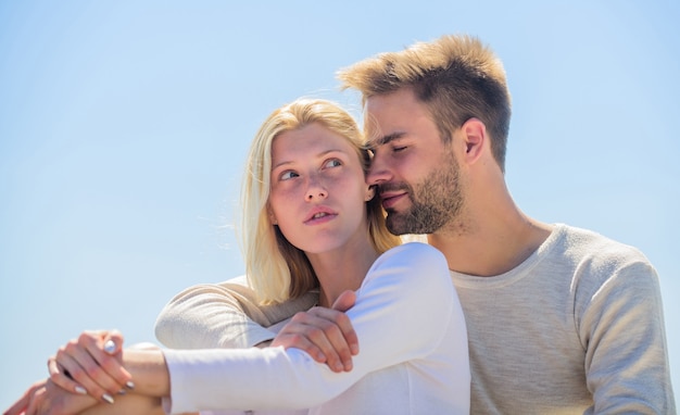 Romance de verano. Amor familiar. Historia de amor. Relaciones románticas. Pareja enamorada. Hombre y mujer día soleado al aire libre. Amor verdadero. Concepto de ternura. Disfruta cada momento. Gente romántica pacífica. Disfrute.