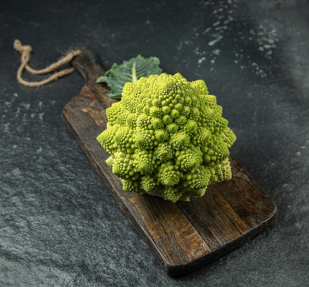 Romanesco-Brokkolikopf auf einer dunklen Steinoberfläche