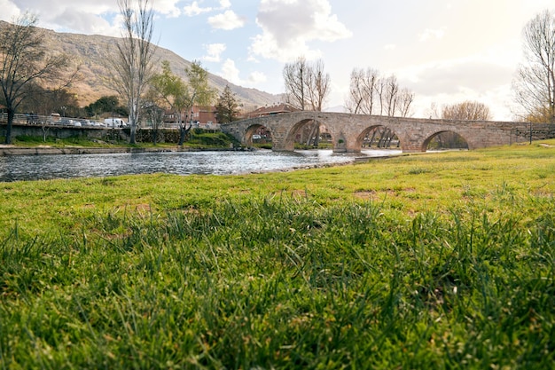 Romanische Brücke von Navaluenga in der Provinz Avila Spanien