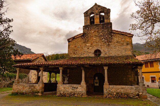 Romanische Kirche Maria Magdalena in Poo de Cabrales