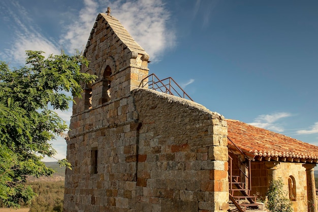 Romanische Kirche San Martin in Sobrepenilla - Kantabrien