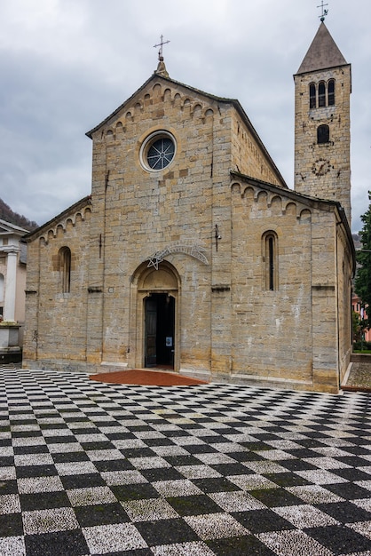 Romanische Kirche San Siro di Struppa in Genua mit ihrem schwarz-weiß karierten Vorplatz