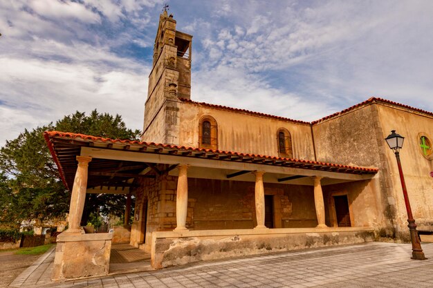 Romanische Kirche von Santiago de Duesos in Caravia Baja