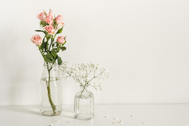 Romântica elegante composição minimalista com rosas e flores gypsophila. brincar