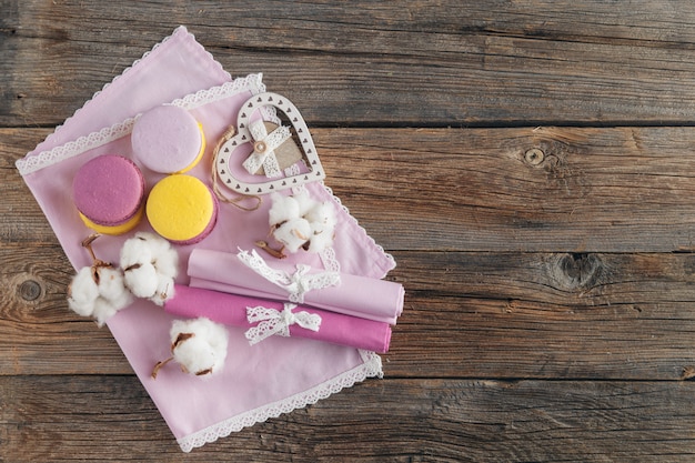 Romántica mesa con macarrones en el día de San Valentín