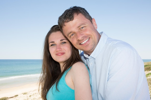 Romántica pareja alegre sonriente en la playa