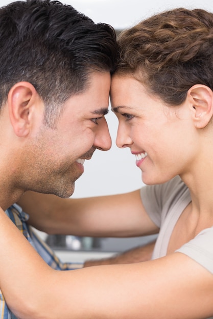 Romántica pareja feliz abrazando