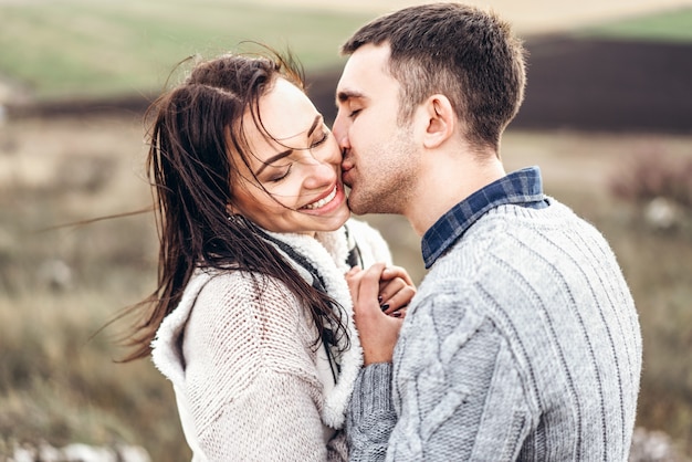 Romántica pareja feliz disfruta pasar tiempo juntos al aire libre.