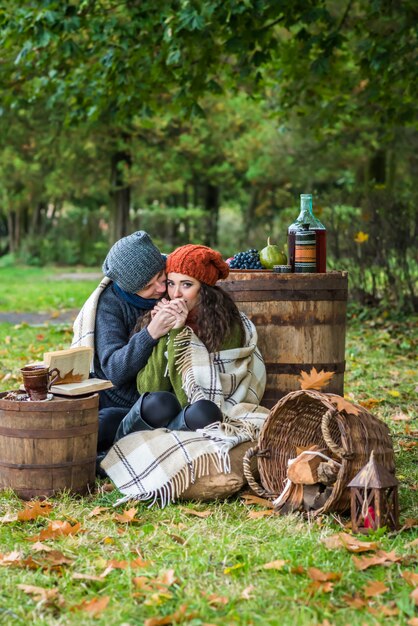 Romántica pareja feliz en otoño