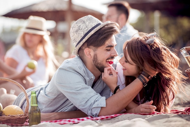 Romántica pareja joven en la playa disfrutando juntos