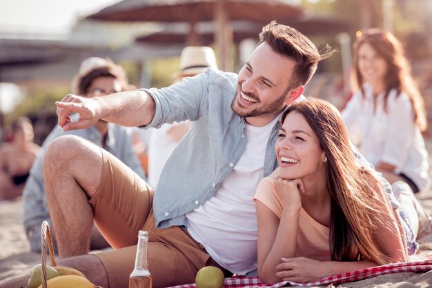 Romántica pareja joven en la playa disfrutando juntos