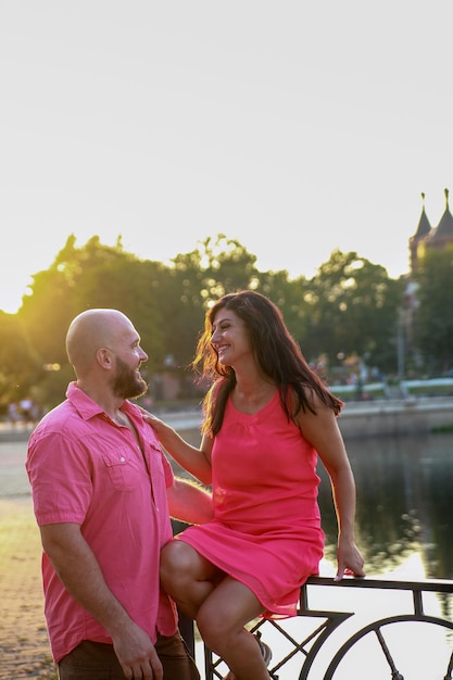 Romántica pareja madura juntos en el terraplén al atardecer