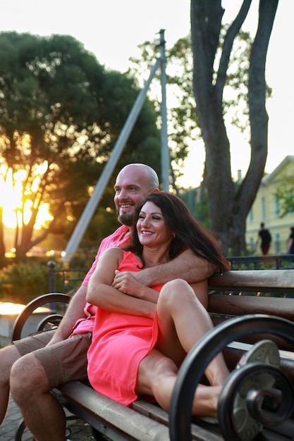 Romántica pareja madura juntos en el terraplén al atardecer