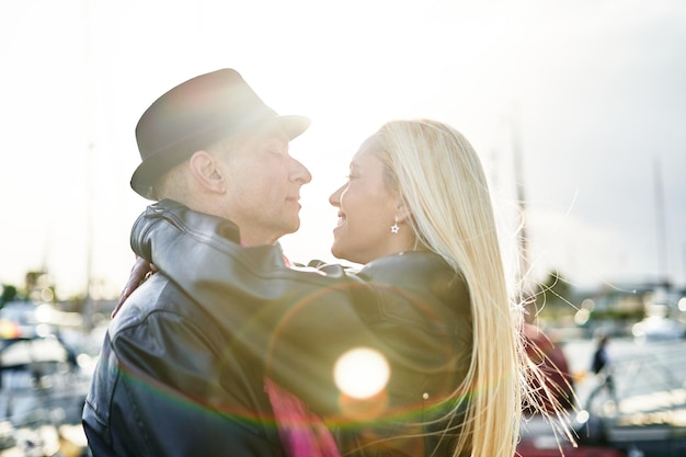 Foto romántica pareja de mediana edad abrazando el puerto