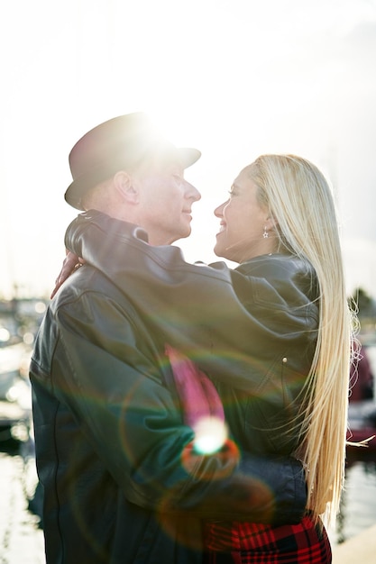 Foto romántica pareja de mediana edad abrazando el puerto