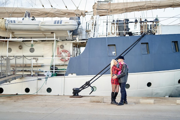 Foto romántica pareja de mediana edad abrazando el puerto