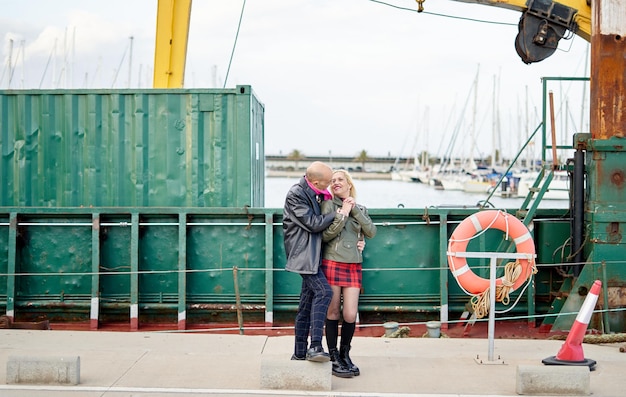 Foto romántica pareja de mediana edad besándose en el puerto