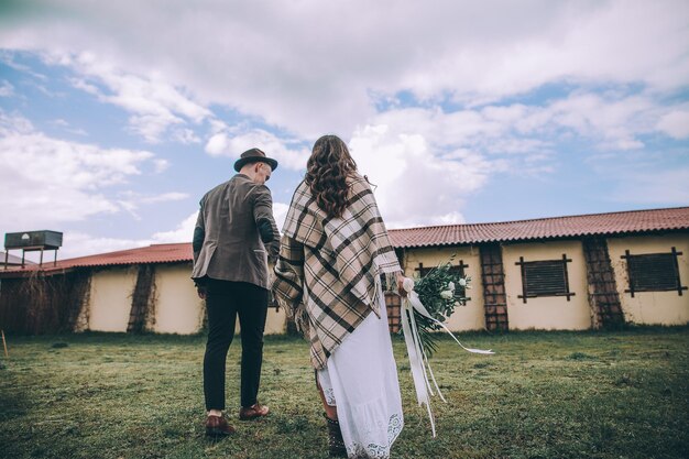 Romántica pareja de recién casados de cuento de hadas abrazo y beso