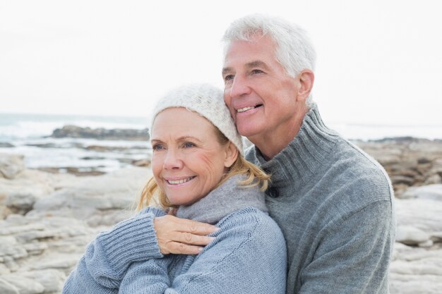 Romántica pareja senior junto en la playa