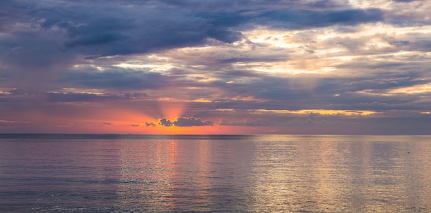 Romántica puesta de sol en el mar