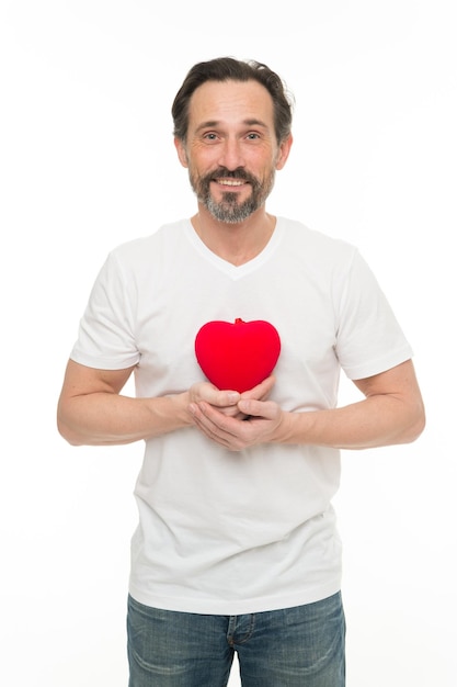 Romántico y afectuoso Hombre maduro guapo con corazón de San Valentín Hombre de San Valentín con corazón de juguete rojo en las manos Problema cardíaco y atención médica Prevención de ataques cardíacos