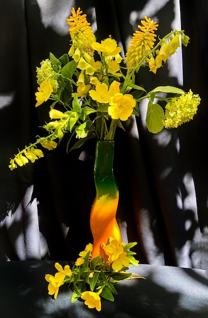 Romântico buquê de flores do campo