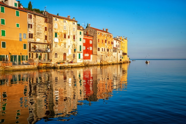 Romántico casco antiguo de Rovinj en Croacia, Europa.