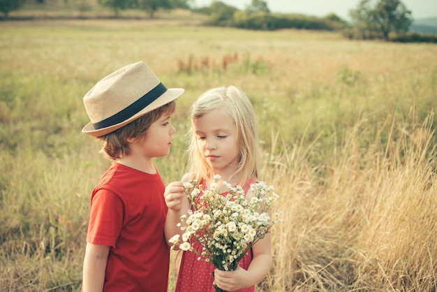 Romântico e amor Retrato de verão de criança feliz e fofa Lindo casal menino e menina abraçando Feliz dia dos namorados O conceito de amizade e bondade infantil Infância na zona rural