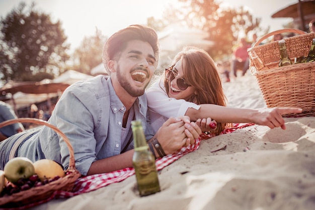 Romântico jovem casal na praia curtindo juntos