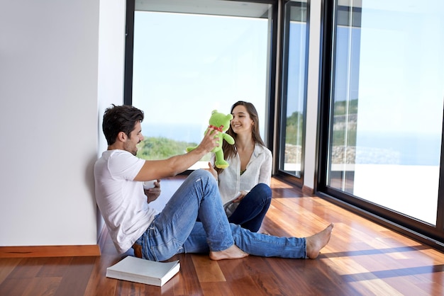 Romántico joven pareja feliz relajarse en casa moderna escalera interior