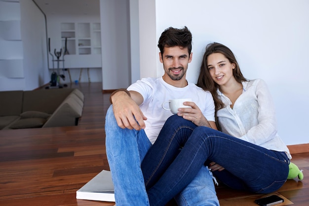 Romántico joven pareja feliz relajarse en casa moderna escalera interior