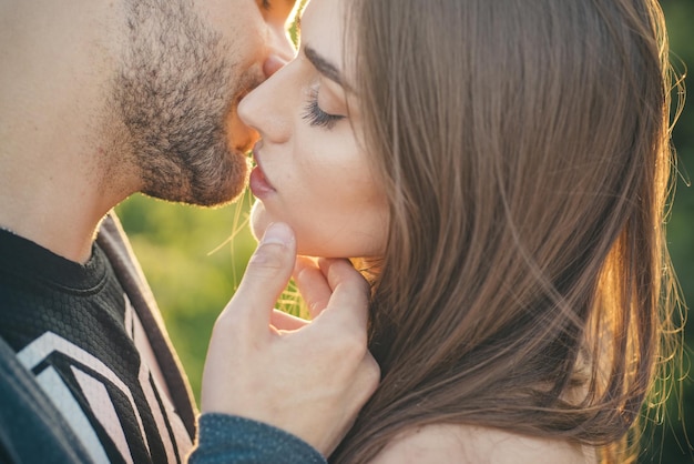 Romântico lindo casal de amantes se beijando em momentos românticos sexuais