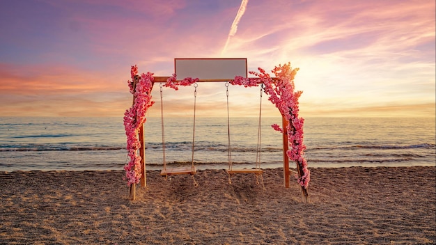 Romántico paisaje de columpio en la playa con idílica hermosa vista al mar al atardecer