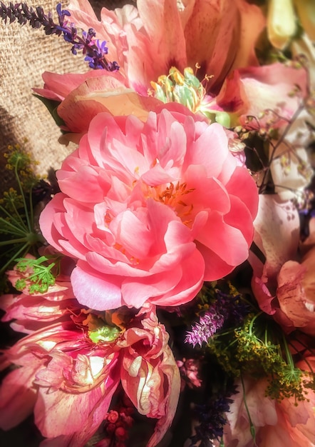 Románticos ramos de flores de primavera con peonías salvia dedalera geyhera