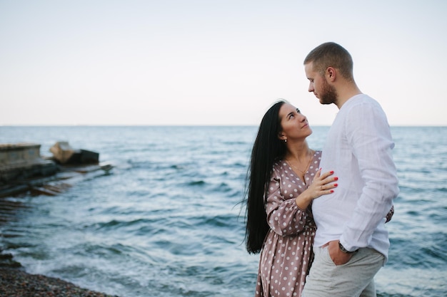 Romantik im Urlaub Verliebtes Paar am Strand beim Flirten