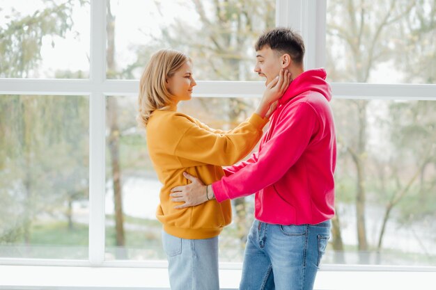 Romantik In voller Länge von den schönen jungen Paaren im Freizeitkleidungstanzen und -c$lächeln