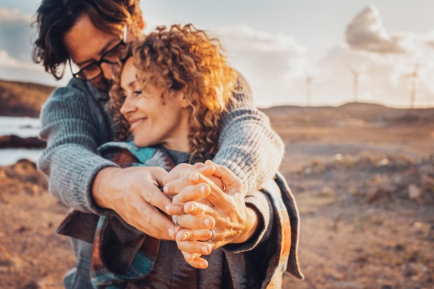 Foto romantik und liebe menschen im freien mann und frau mit händen zusammen genießen beziehung und freizeitaktivitäten land schöne estination reise im hintergrund glückliches paar lächeln und liebe