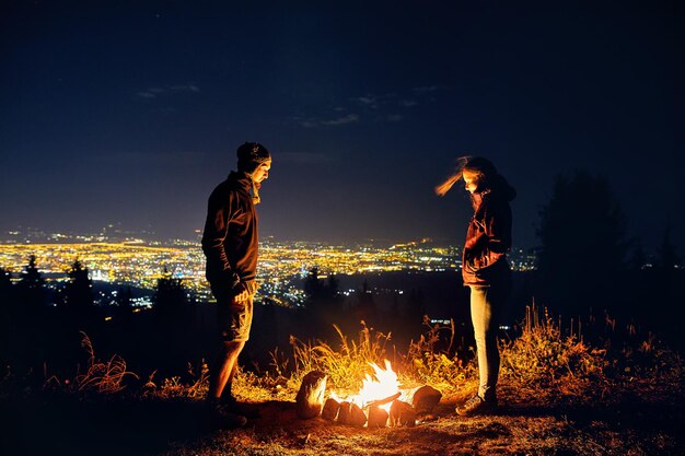 Romantisch zu zweit am Lagerfeuer in der Nacht