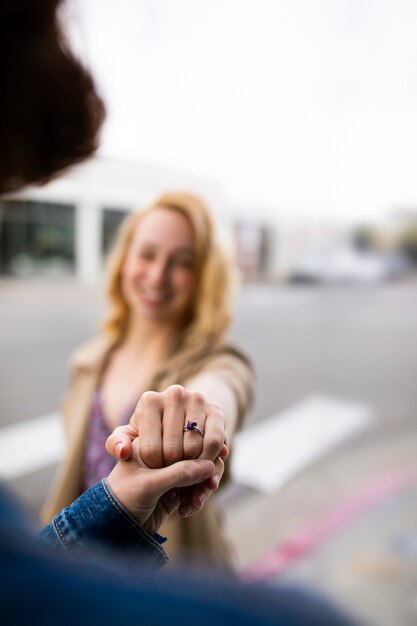 Romantisch zu zweit in der Stadt mit Verlobungsring nach Heiratsantrag