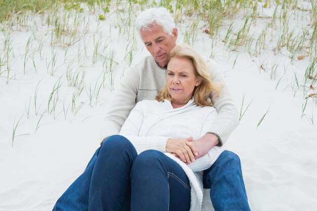 Romantische ältere Paare, die am Strand sich entspannen